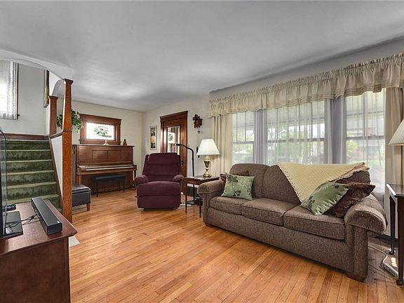 5th image of 1672 Lewis Dr