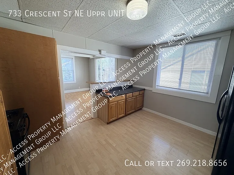 733 Crescent St NE — Photo 7