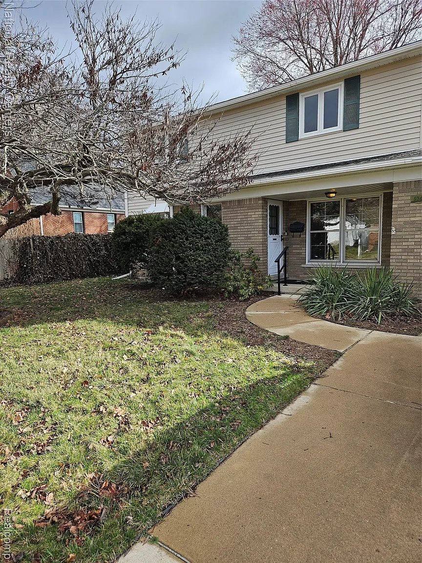 9247 William St photo 1