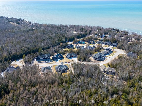 5th image of 13 Lakeside Woods Cres
