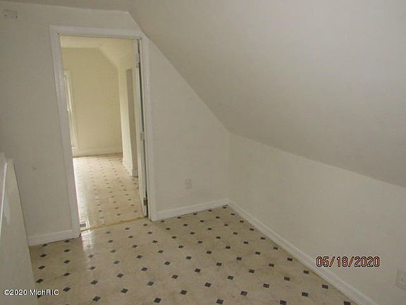 5th image of 58 Harris St