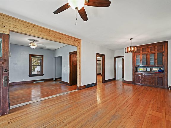 4th image of 2335 Rosedale Ave