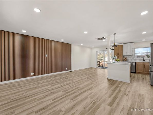 215 Brighton Rd, Elk Grove Village, IL 60007