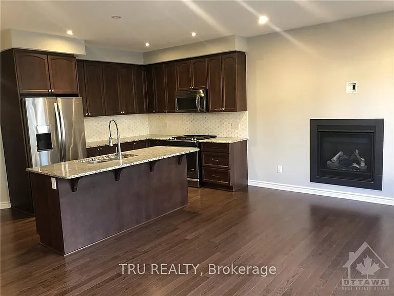 222 Fergus Cres — Photo 2