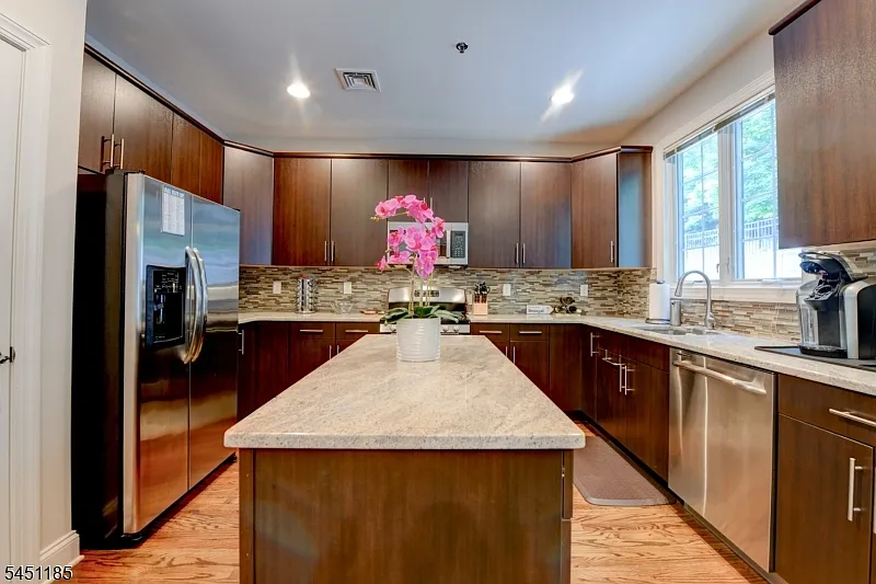 2 bed, 2.5 bath, 1869 sqft, $3,900 — Photo 3