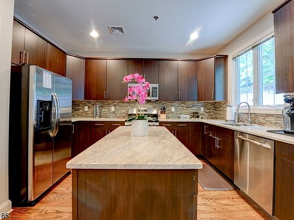 3rd image of 50 Bloomfield Ave #50