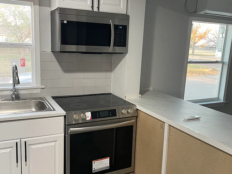 1409 E Wall St — Photo 18