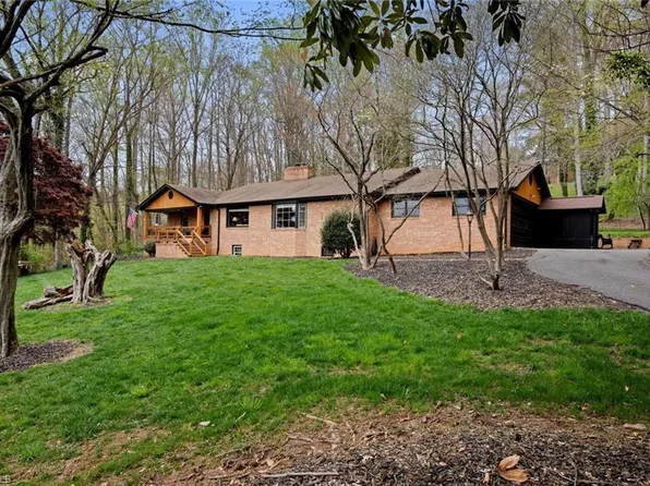 525 Fairway Ln, Mount Airy, NC 27030