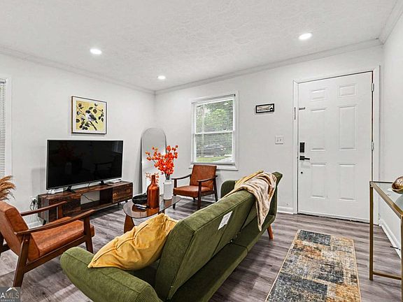 4th image of 3042 Cottonwood Dr SE