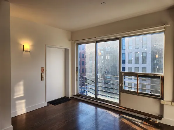 15 Roebling St #4A, Brooklyn, NY 11211