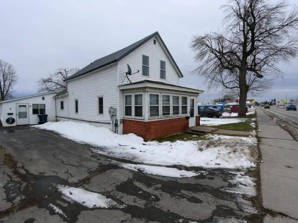 37 Lake St, Rouses Pt, NY 12979
