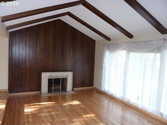 Vaulted LR w/ FP & HW flr