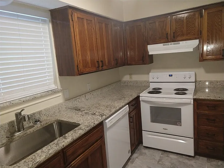 2110 Valleywood Dr — Photo 6