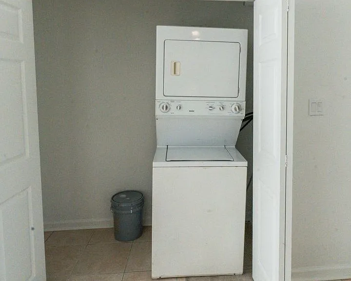 406 Essex Dr — Photo 9