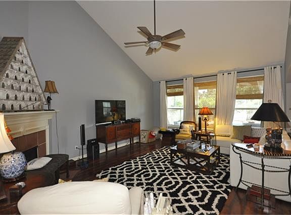 4.Living room with vaulted ceiling