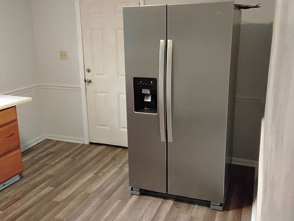 5th image of 414 Desmond Dr