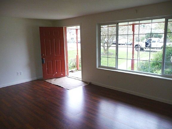 4th image of 19242 Burke Ave N