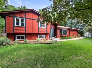 21510 W Greenhill Rd, Waukesha, WI 53186