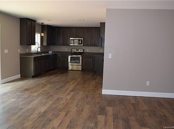 5th image of 3386 Lake Dr