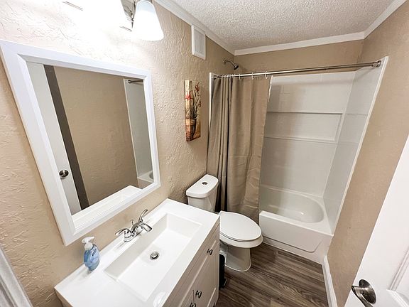 bathroom 2 with tub/shower