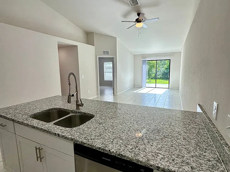 3310 SW 17th Pl #3310 — Photo 14