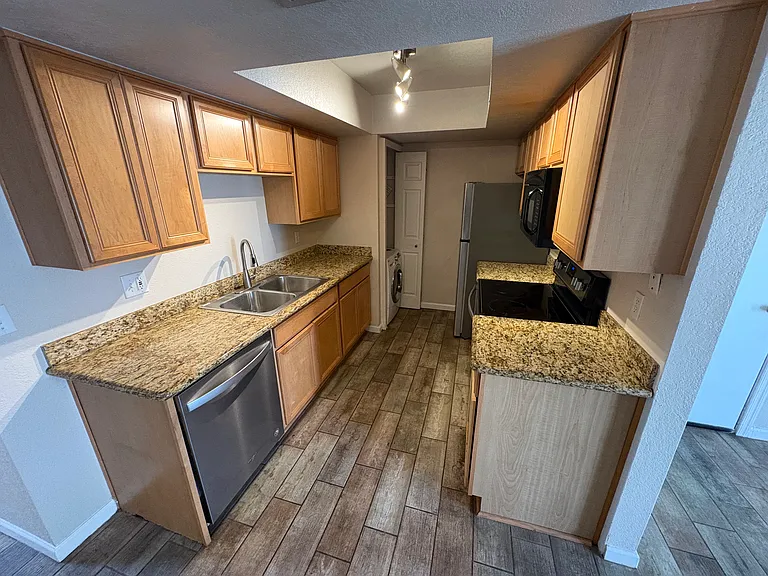 740 W Elm St #243 — Photo 8