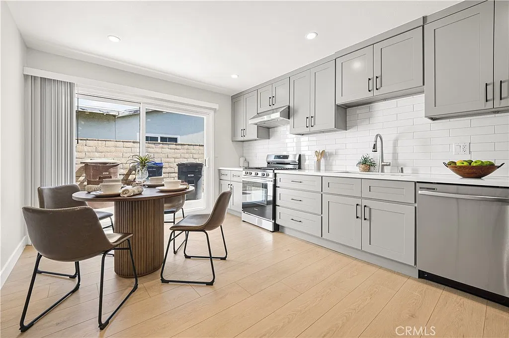 4 bed, 1300 sqft, $4,300 — Photo 1