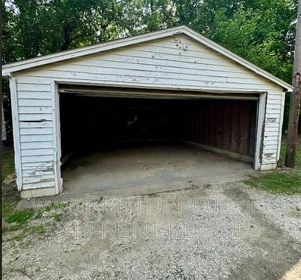 715 E Riverside Dr — Photo 12