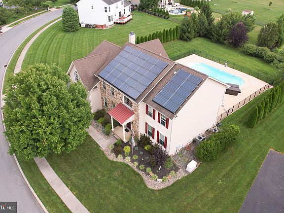 3rd image of 18 Wick Dr