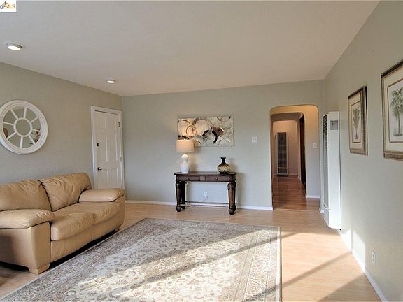 3rd image of 2881 Lowell Ave