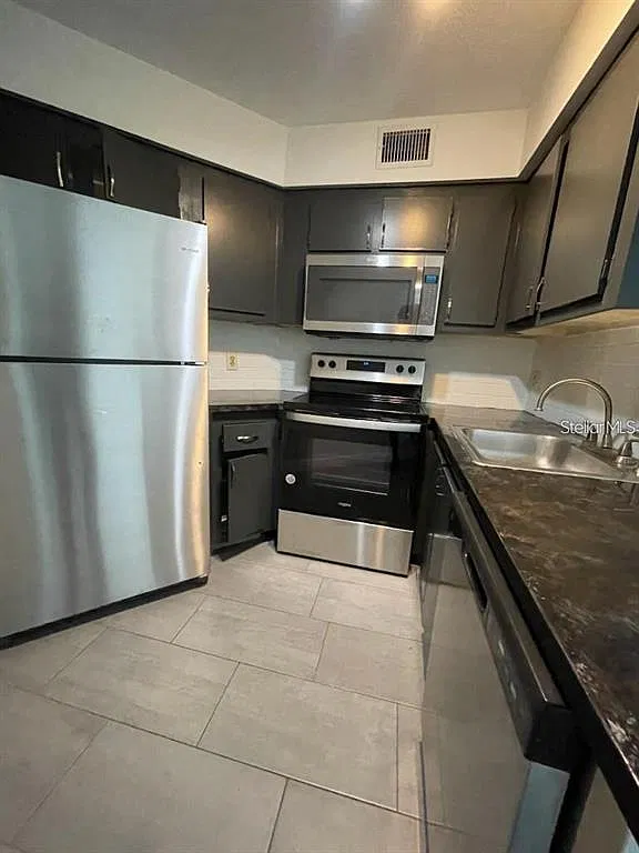 2 bed, 2.0 bath, 820 sqft, $1,575 — Photo 3