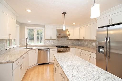3rd image of 298 Sandwich St