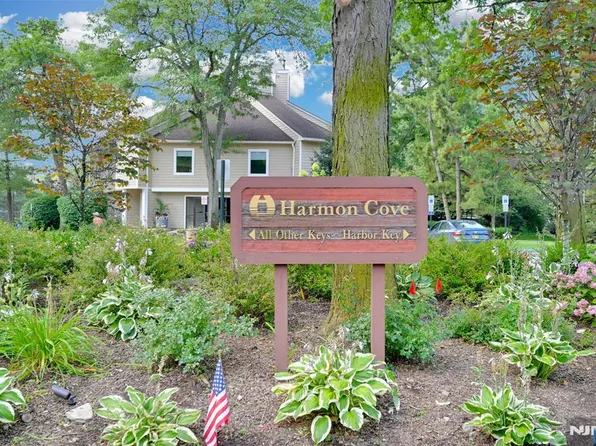 395 Whimbrel Ln, Secaucus, NJ 07094