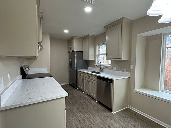 4th image of 2718 Rockwood St