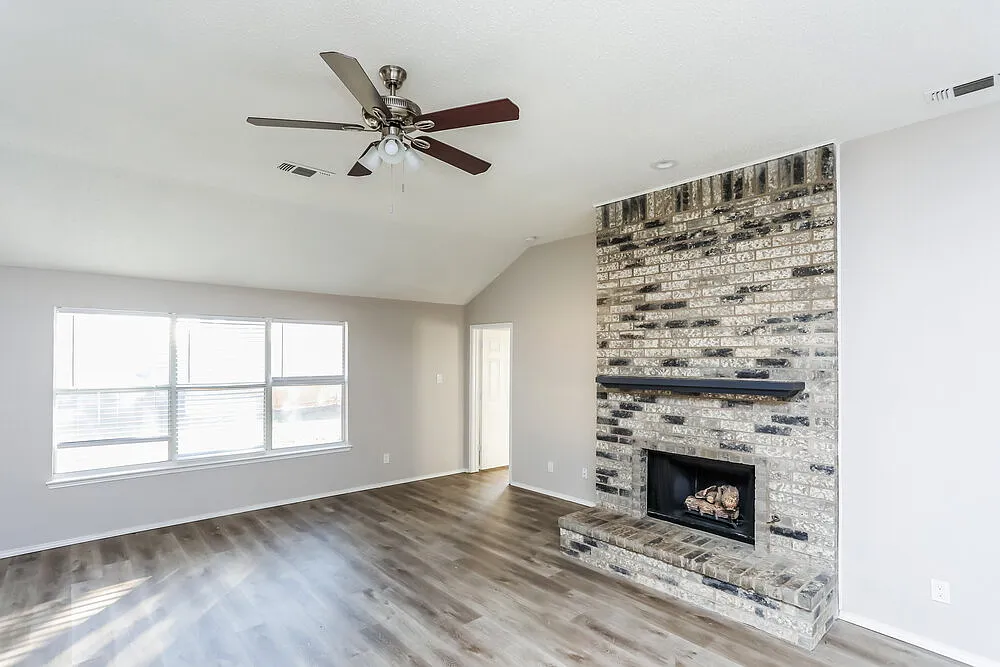 3 bed, 2.0 bath, 1616 sqft, $2,410 — Photo 3