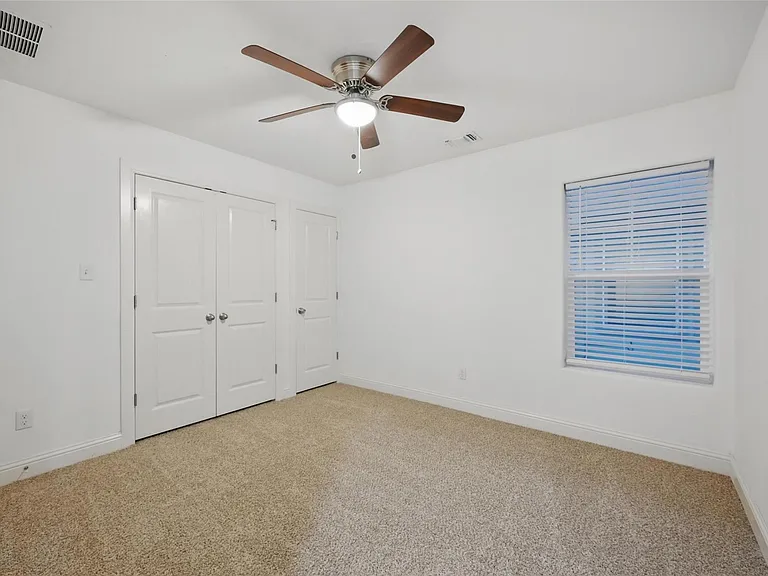 609 E Carter St — Photo 13