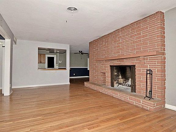 3rd image of 2061 Temple Dr