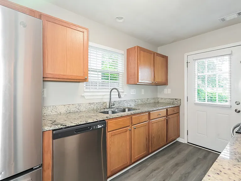 122 Village Pkwy — Photo 7