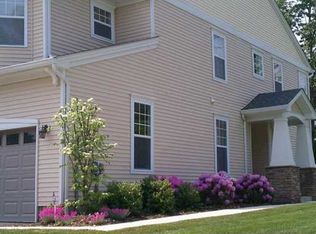 23 Cornwall Ln, Hicksville, NY 11801