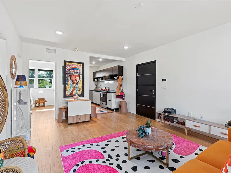 1504 Perry St #202 — Photo 3