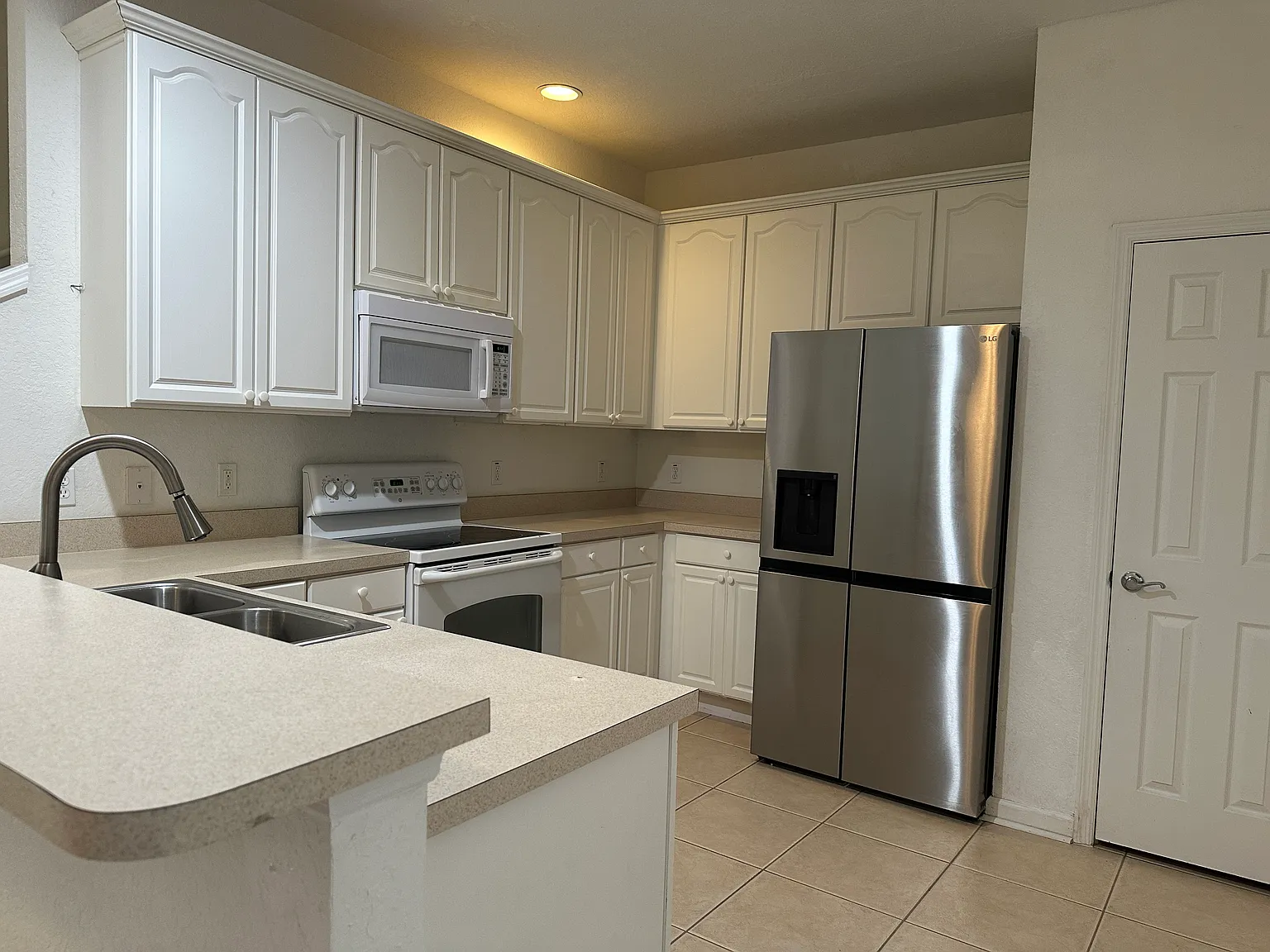 3 bed, 3.5 bath, 2072 sqft, $2,400 — Photo 4