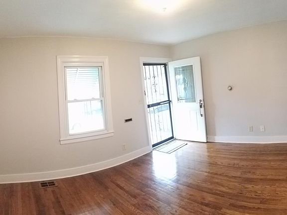 3rd image of 820 E Burnett Ave
