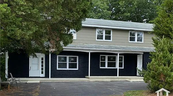 4 bed, $2,800 — Photo 1