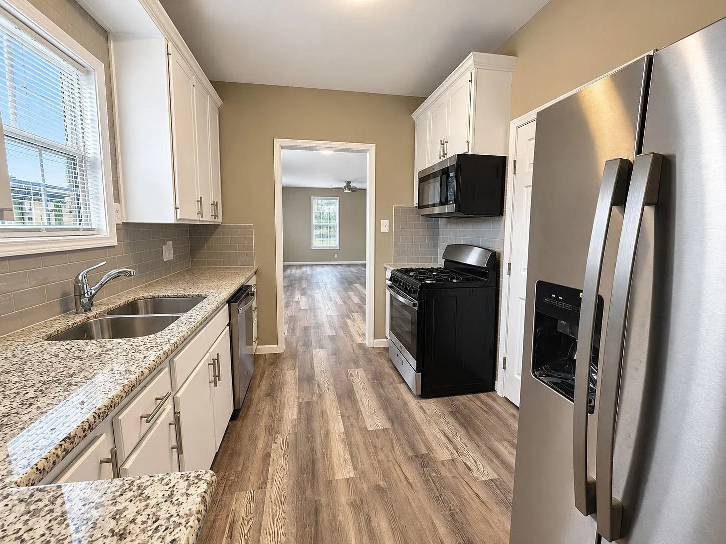 2 bed, 2.0 bath, 1044 sqft, $2,000 — Photo 2