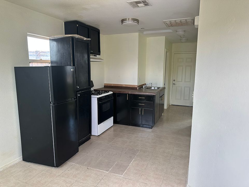 2nd image of 1557 W Ross Ave