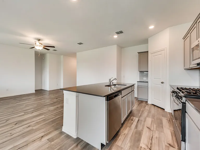 1833 Lake Grove Dr — Photo 9