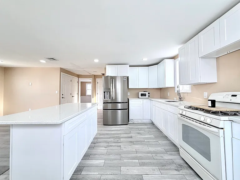 1572 Summit Ave #2 — Photo 3