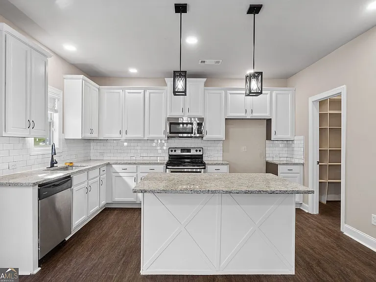 475 Louise Way — Photo 9