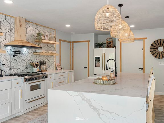 So much counter space. What will you cook in here? 