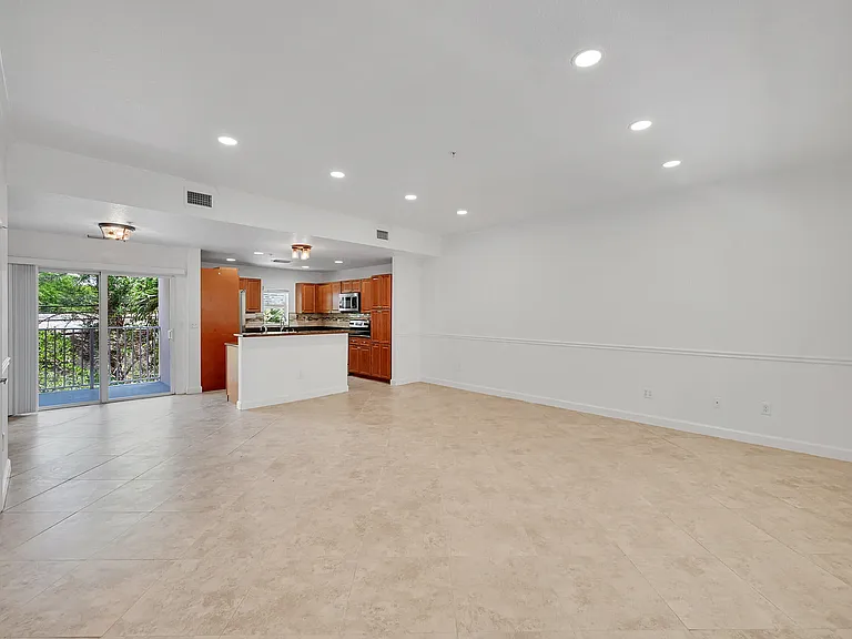 453 NE 1st St — Photo 5